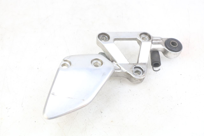 photo de PIASTRA DI SUPPORTO PEDANA ANTERIORE DESTRA YAMAHA FZS FAZER 600 (1998 - 2001) - Dettaglio del componente