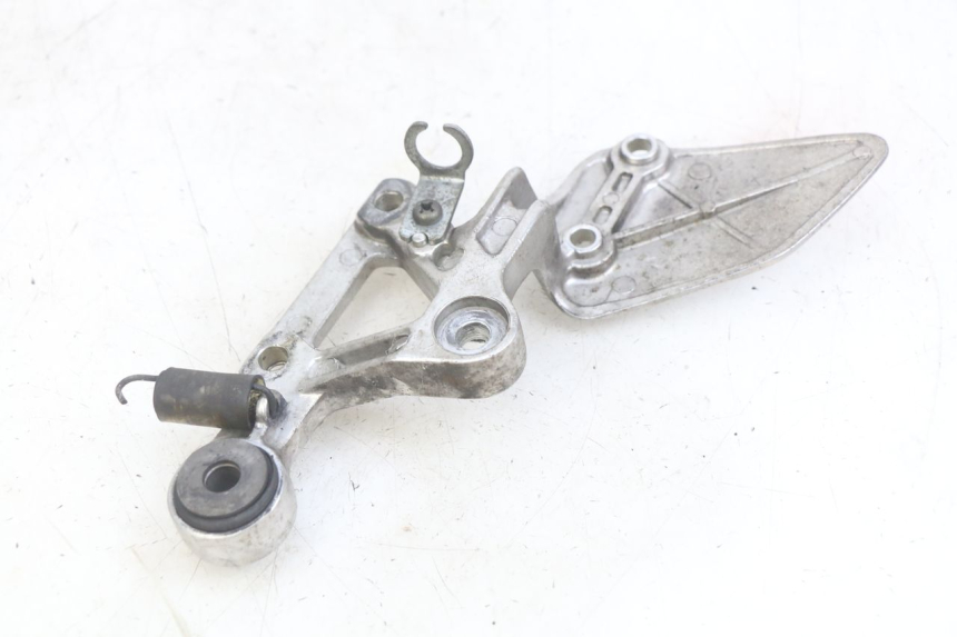 photo de PIASTRA DI SUPPORTO PEDANA ANTERIORE DESTRA YAMAHA FZS FAZER 600 (1998 - 2001) - Altra angolazione