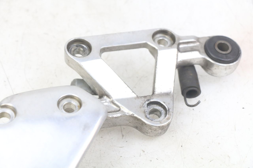 photo de PIASTRA DI SUPPORTO PEDANA ANTERIORE DESTRA YAMAHA FZS FAZER 600 (1998 - 2001) - Vista d'insieme del prodotto