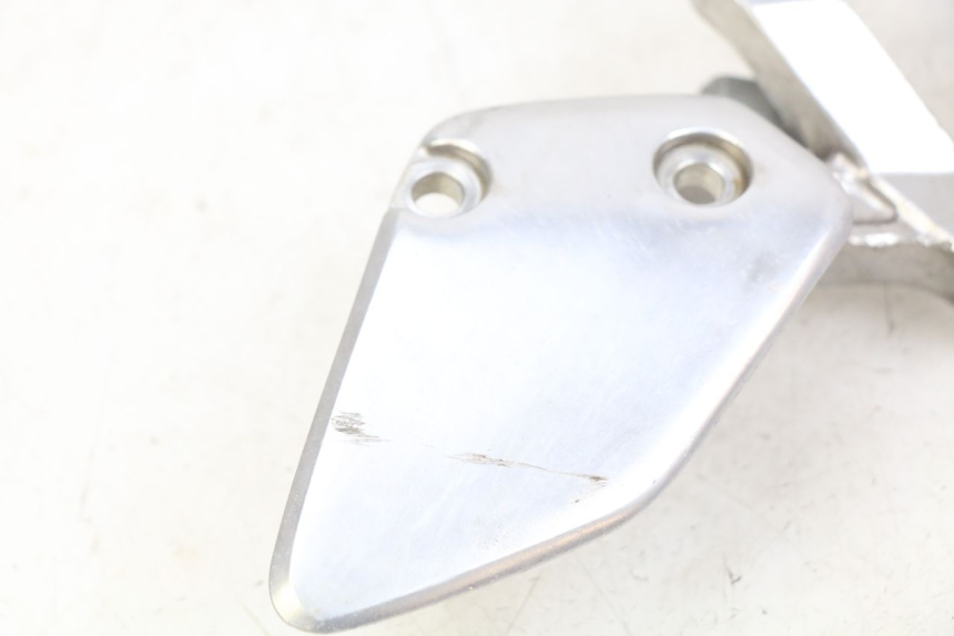 photo de PIASTRA DI SUPPORTO PEDANA ANTERIORE DESTRA YAMAHA FZS FAZER 600 (1998 - 2001) - Dettagli dei punti di fissaggio