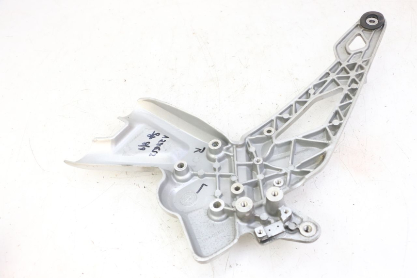 photo de PEDANA ANTERIORE DESTRA SUPPORTO BMW G310 R 310 (2016 - 2020) - Primo piano tecnico