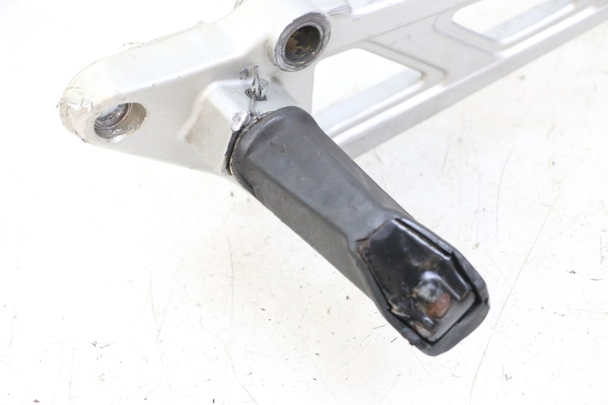 photo de PEDANA ANTERIORE DESTRA SUPPORTO HYOSUNG GF 125 (2001 - 2005) - Altra angolazione