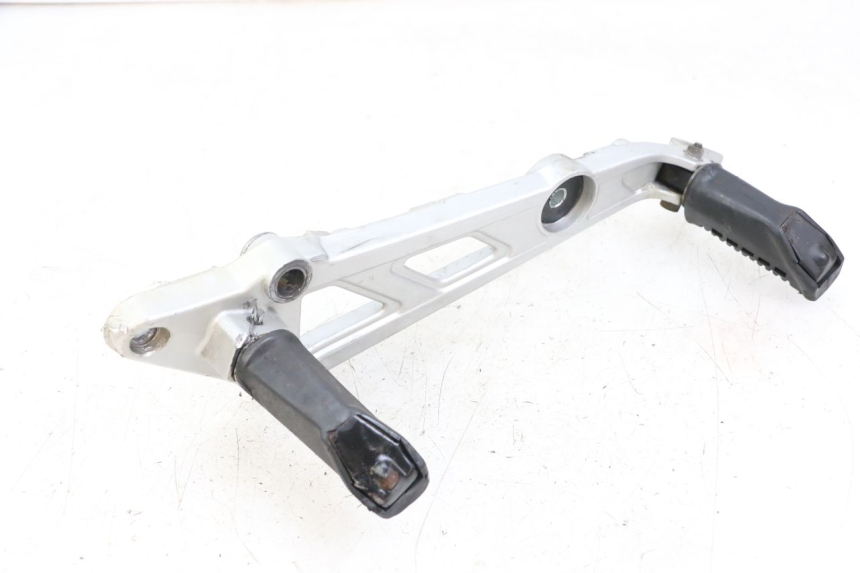 photo de PEDANA ANTERIORE DESTRA SUPPORTO HYOSUNG GF 125 (2001 - 2005) - Primo piano tecnico