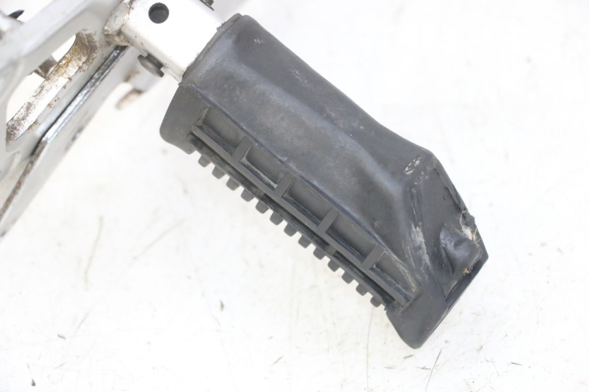 photo de PIASTRA PEDANA ANTERIORE DESTRA SUZUKI GS GSE 500 (2001 - 2003) - Altra angolazione