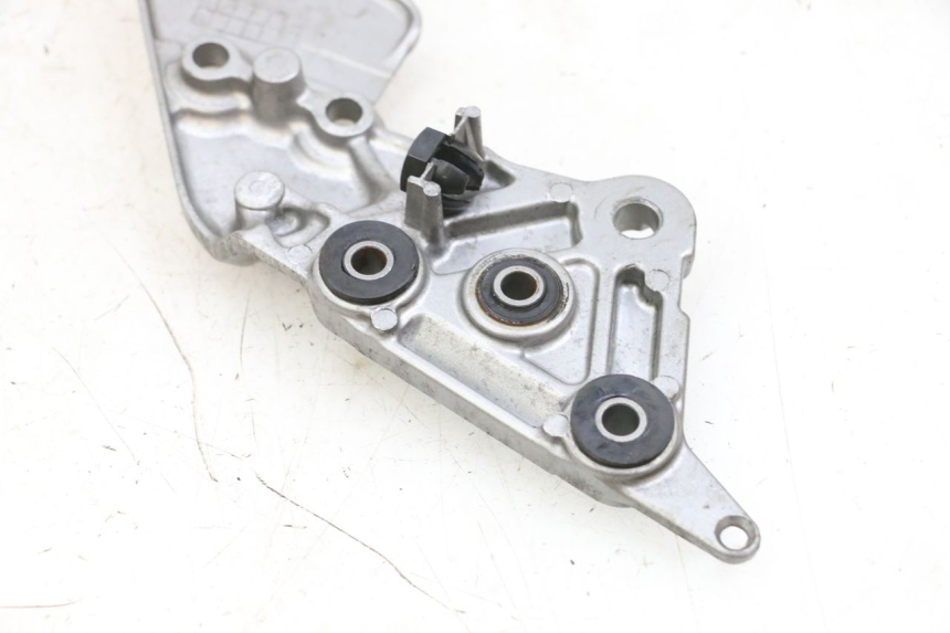 photo de PEDANA ANTERIORE DESTRA SUPPORTO SUZUKI GSF N BANDIT 600 (1996 - 1999) - Altra angolazione