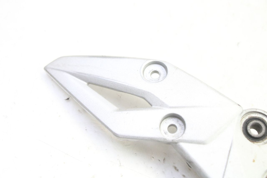 photo de PEDANA ANTERIORE DESTRA SUPPORTO SUZUKI GSR 750 (2011 - 2017) - Dettaglio del componente