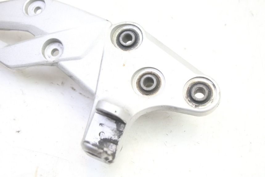 photo de PEDANA ANTERIORE DESTRA SUPPORTO SUZUKI GSR 750 (2011 - 2017) - Zoom sullo stato d'uso