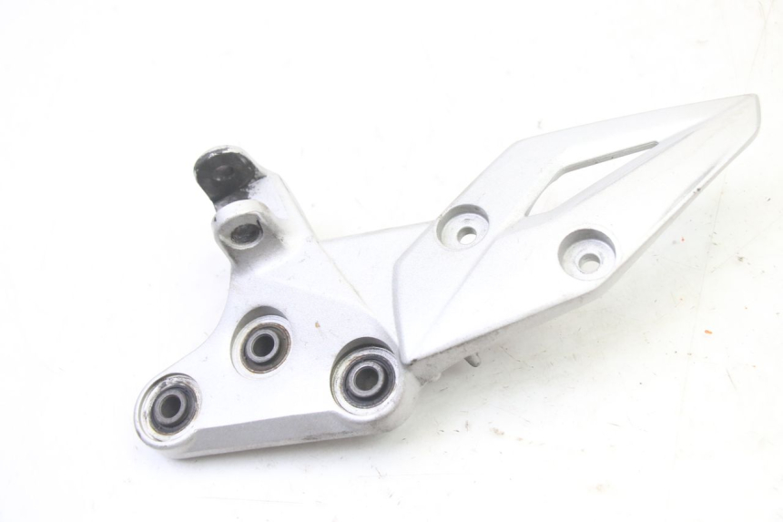 photo de PEDANA ANTERIORE DESTRA SUPPORTO SUZUKI GSR 750 (2011 - 2017) - Altra angolazione