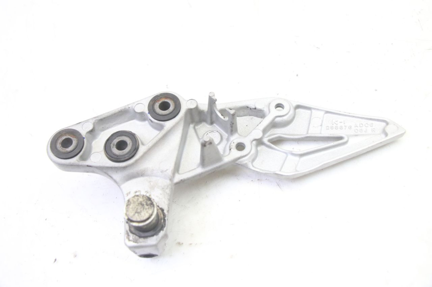 photo de PEDANA ANTERIORE DESTRA SUPPORTO SUZUKI GSR 750 (2011 - 2017) - Primo piano tecnico
