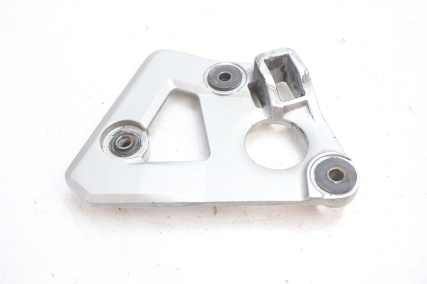 photo de Piastra poggiapiedi anteriore destro SUZUKI GSX F GSXF 750 (1988 - 1998) - Dettaglio del componente