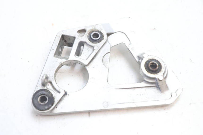photo de Piastra poggiapiedi anteriore destro SUZUKI GSX F GSXF 750 (1988 - 1998) - Altra angolazione