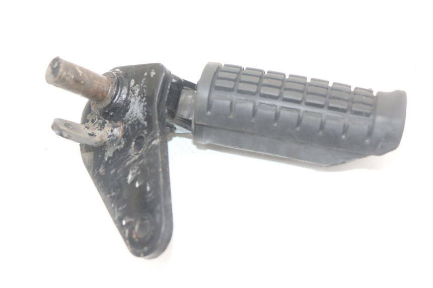 photo de PIASTRA PEDANA ANTERIORE DESTRA SUZUKI GZ MARAUDER 125 (1998 - 2004) - Altra angolazione