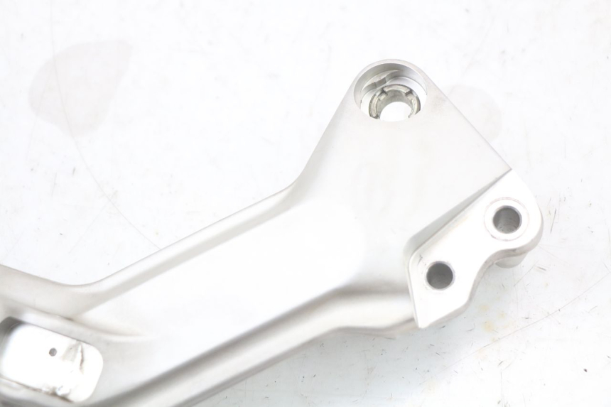 photo de PEDANA ANTERIORE DESTRA SUPPORTO HUSQVARNA SVARTPILEN 401 (2018 - 2023) - Altra angolazione