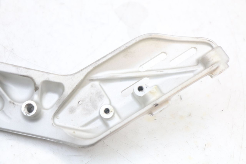 photo de PEDANA ANTERIORE DESTRA SUPPORTO HUSQVARNA SVARTPILEN 401 (2018 - 2023) - Stato della superficie e materiale