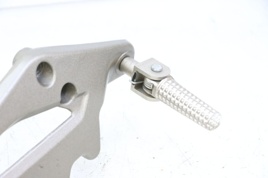 photo de PEDANA ANTERIORE DESTRA SUPPORTO KIDEN KD125-G 125 (2018 - 2022) - Marcature e riferimenti originali