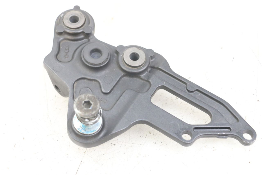 photo de PIASTRA DI SUPPORTO PEDALE ANTERIORE DESTRO YAMAHA MT-07 MT07 ABS 700 (2014 - 2017) - Dettaglio del componente