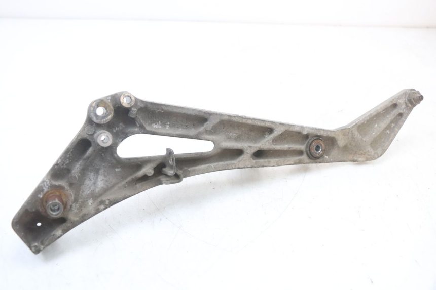 photo de PIASTRA DI SUPPORTO PEDALE ANTERIORE DESTRO HONDA NTV DEAUVILLE 650 (1998 - 2001) - Primo piano tecnico