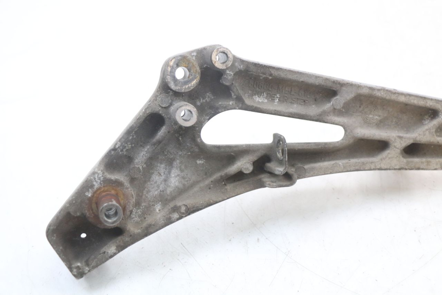 photo de PIASTRA DI SUPPORTO PEDALE ANTERIORE DESTRO HONDA NTV DEAUVILLE 650 (1998 - 2001) - Vista d'insieme del prodotto