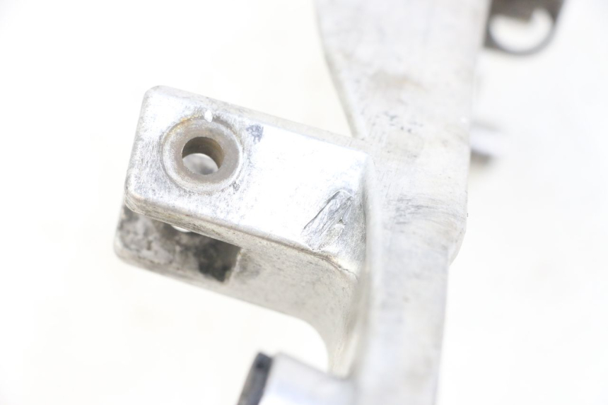 photo de PIASTRA DI SUPPORTO PEDALE ANTERIORE DESTRO HONDA NTV DEAUVILLE 650 (1998 - 2001) - Dettaglio del componente