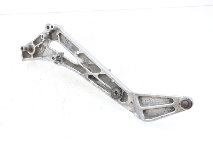 photo de PIASTRA DI SUPPORTO PEDALE ANTERIORE DESTRO HONDA NTV DEAUVILLE 650 (1998 - 2001) - Altra angolazione