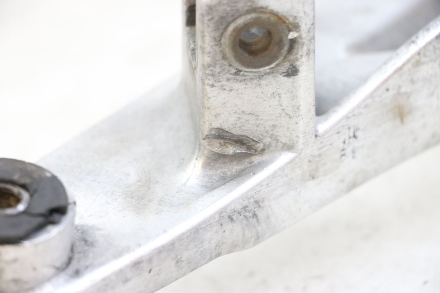 photo de PIASTRA DI SUPPORTO PEDALE ANTERIORE DESTRO HONDA NTV DEAUVILLE 650 (1998 - 2001) - Marcature e riferimenti originali