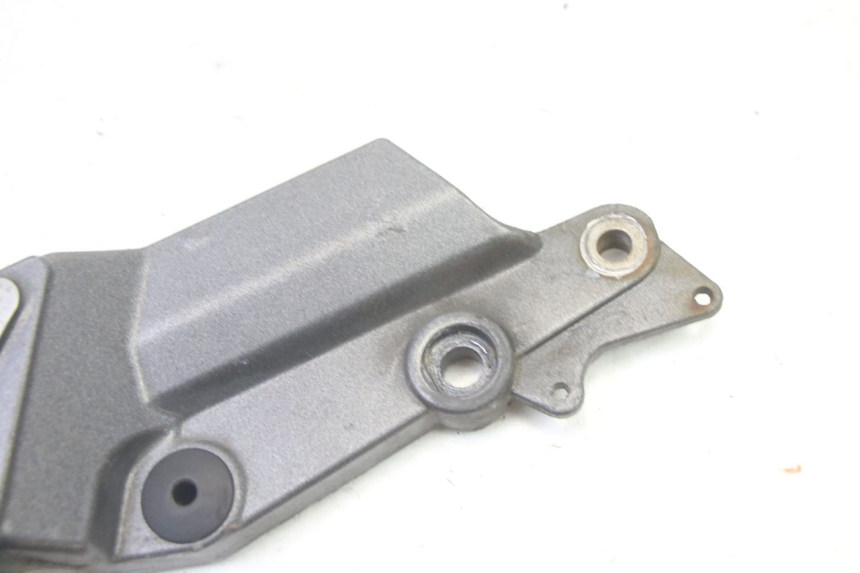 photo de PEDANA ANTERIORE DESTRA SUPPORTO TRIUMPH SPRINT 900 (1995 - 1998) - Zoom sullo stato d'uso