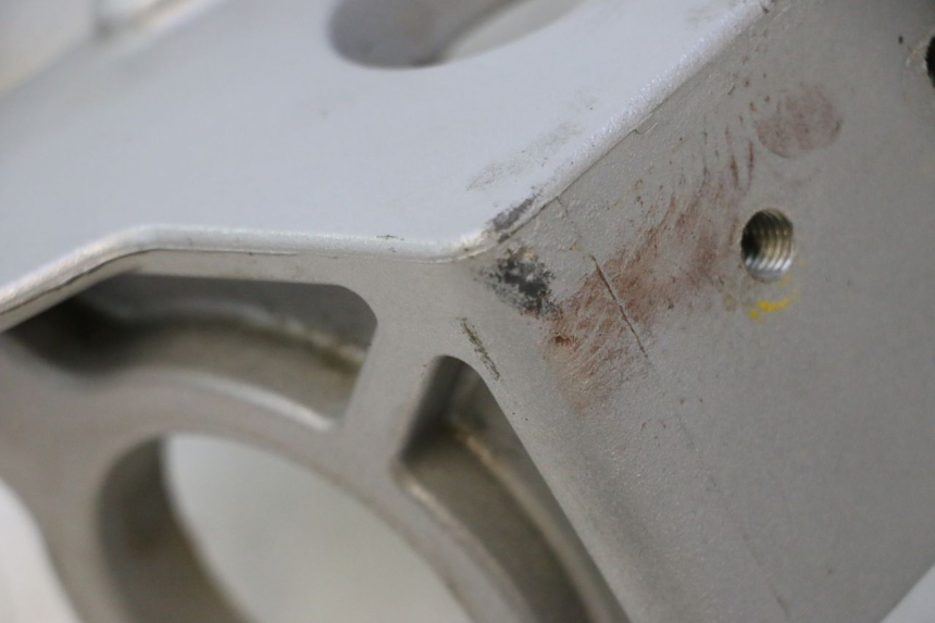 photo de PEDANA ANTERIORE DESTRA SUPPORTO CAN-AM SPYDER RS 1000 (2008 - 2012) - Dettaglio del componente