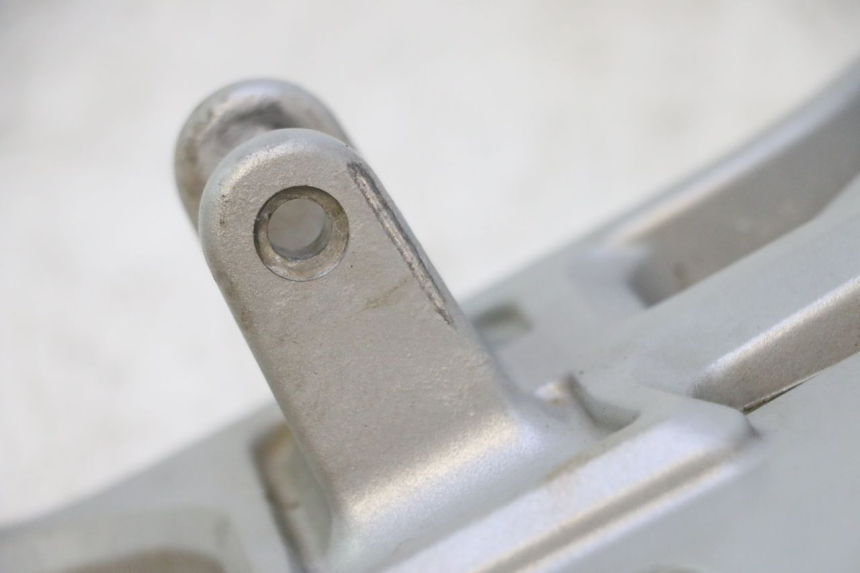 photo de PEDANA ANTERIORE DESTRA SUPPORTO CAN-AM SPYDER RS 1000 (2008 - 2012) - Zoom sullo stato d'uso