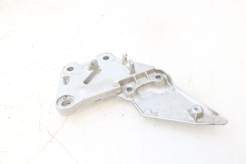 photo de PEDANA ANTERIORE DESTRA SUPPORTO SUZUKI SV S 650 (2003 - 2009) - Primo piano tecnico