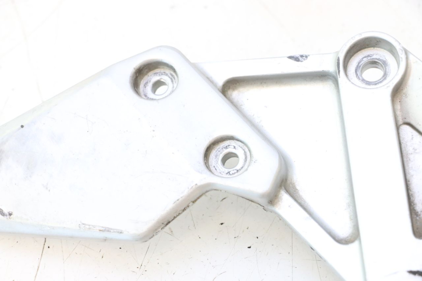 photo de PEDANA ANTERIORE DESTRA SUPPORTO SUZUKI SV S 650 (2003 - 2009) - Stato della superficie e materiale