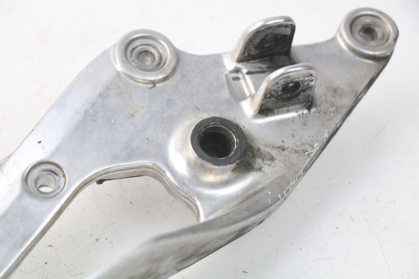 photo de Piastra poggiapiedi anteriore destro YAMAHA TDM ABS 900 (2002 - 2014) - Dettagli dei punti di fissaggio