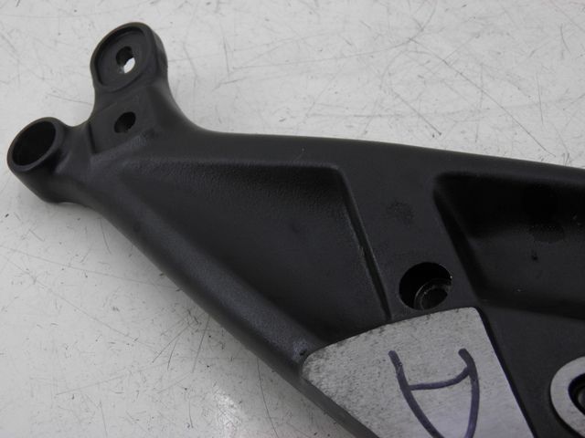 photo de PIASTRA PEDANA ANTERIORE DESTRA TRIUMPH TROPHY 1200 (1996 - 2003) - Zoom sullo stato d'uso