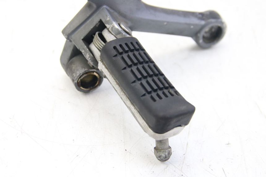 photo de PEDANA ANTERIORE DESTRA SUPPORTO SYM WOLF SB 125 (2011 - 2018) - Altra angolazione