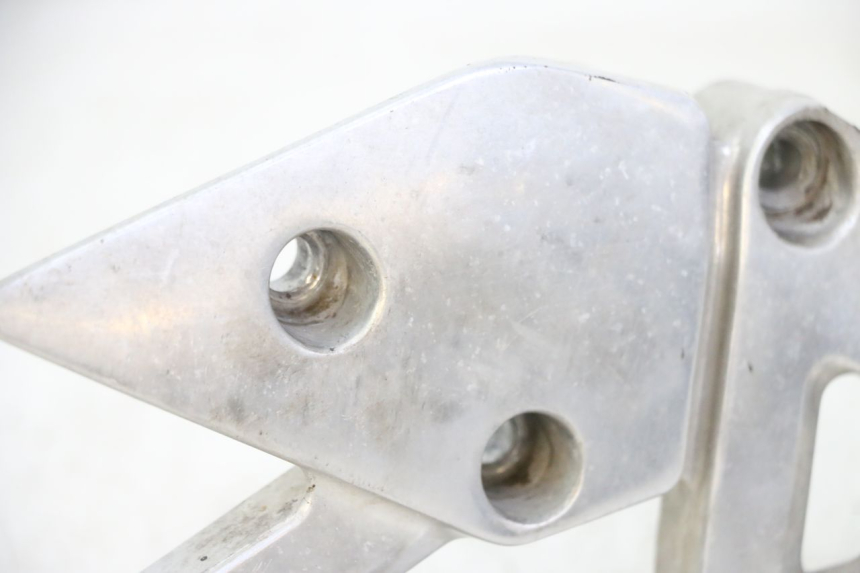 photo de PIASTRA PEDANA ANTERIORE DESTRA YAMAHA XJN DIVERSION 600 (2000 - 2003) - Zoom sullo stato d'uso