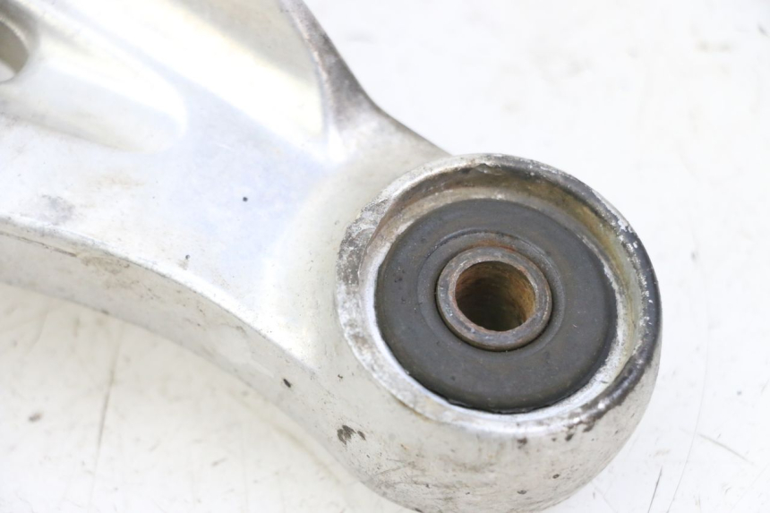 photo de PIASTRA PEDANA ANTERIORE DESTRA YAMAHA XJN DIVERSION 600 (2000 - 2003) - Stato della superficie e materiale