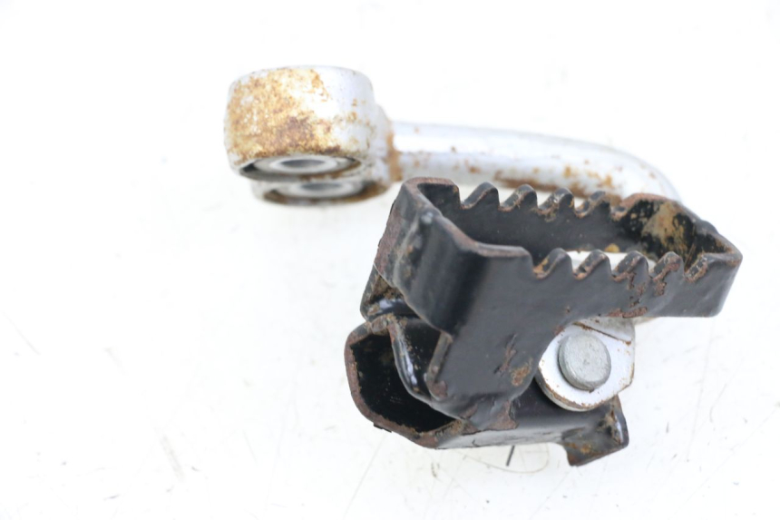 photo de Piastra poggiapiedi anteriore destro HYOSUNG XRX 125 (2000 - 2008) - Dettaglio del componente