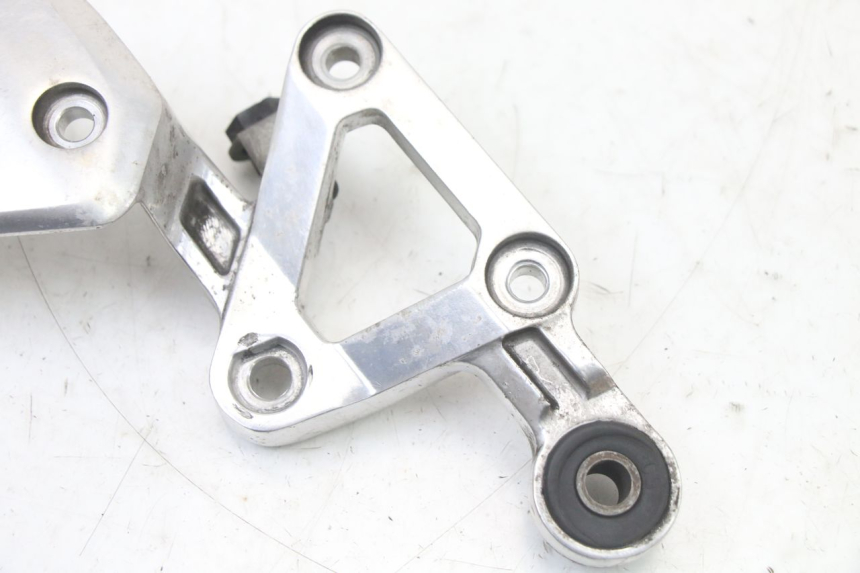 photo de PIASTRA DI SUPPORTO PEDALE ANTERIORE DESTRO YAMAHA FZS FAZER 600 (2001 - 2003) - Zoom sullo stato d'uso