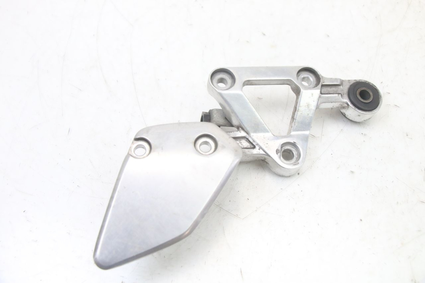 photo de PIASTRA DI SUPPORTO PEDALE ANTERIORE DESTRO YAMAHA FZS FAZER 600 (2001 - 2003) - Altra angolazione
