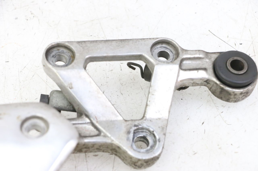 photo de PIASTRA DI SUPPORTO PEDALE ANTERIORE DESTRO YAMAHA FZS FAZER 600 (2001 - 2003) - Primo piano tecnico