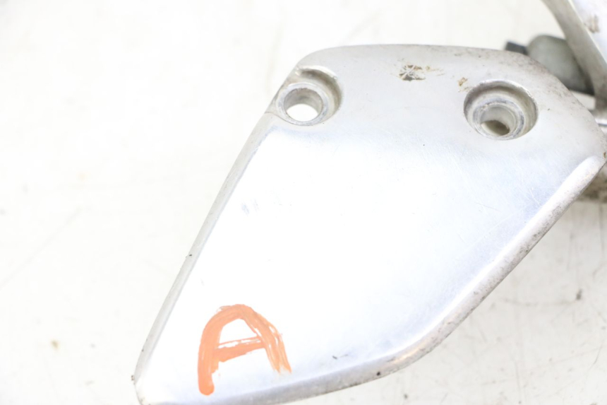 photo de PIASTRA DI SUPPORTO PEDALE ANTERIORE DESTRO YAMAHA FZS FAZER 600 (2001 - 2003) - Vista d'insieme del prodotto