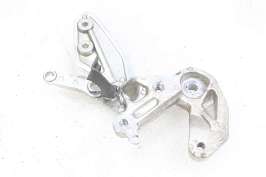 photo de PIASTRA DI SUPPORTO PEDANA ANTERIORE DESTRA YAMAHA YZF R THUNDERCAT 600 (1996 - 2003) - Altra angolazione