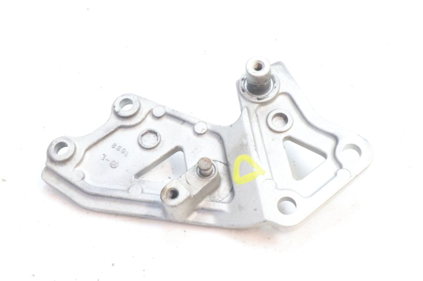 photo de PEDANA ANTERIORE DESTRA SUPPORTO KAWASAKI ZZR 600 (1995 - 2004) - Primo piano tecnico