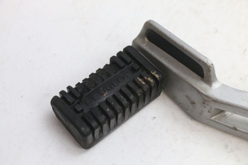 photo de PEDANA ANTERIORE SINISTRA SUPPORTO PEUGEOT 103 SPX CLIP 50 (1989 - 1992) - Dettaglio del componente