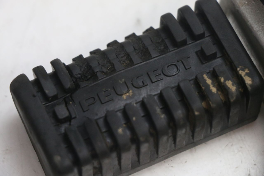 photo de PEDANA ANTERIORE SINISTRA SUPPORTO PEUGEOT 103 SPX CLIP 50 (1989 - 1992) - Zoom sullo stato d'uso