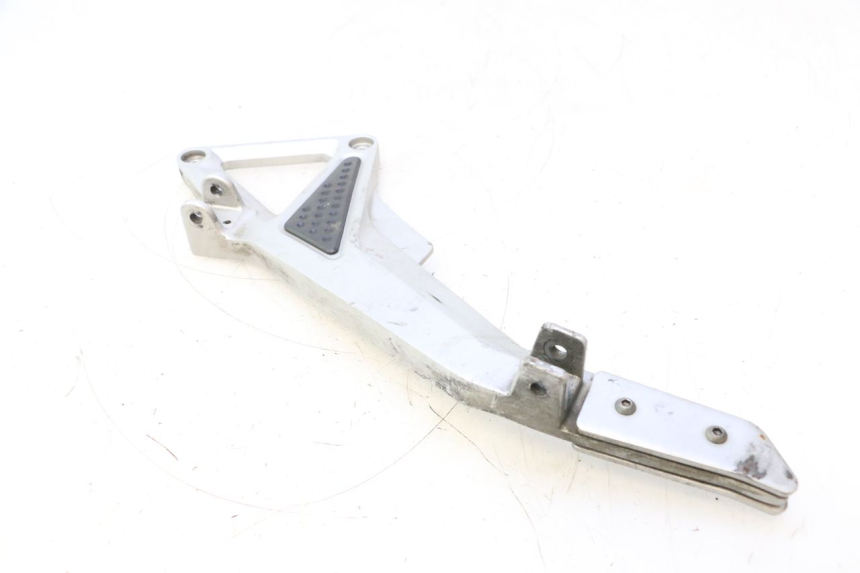 photo de PEDANA ANTERIORE SINISTRA SUPPORTO HONDA CB F HORNET 600 (2005 - 2006) - Primo piano tecnico