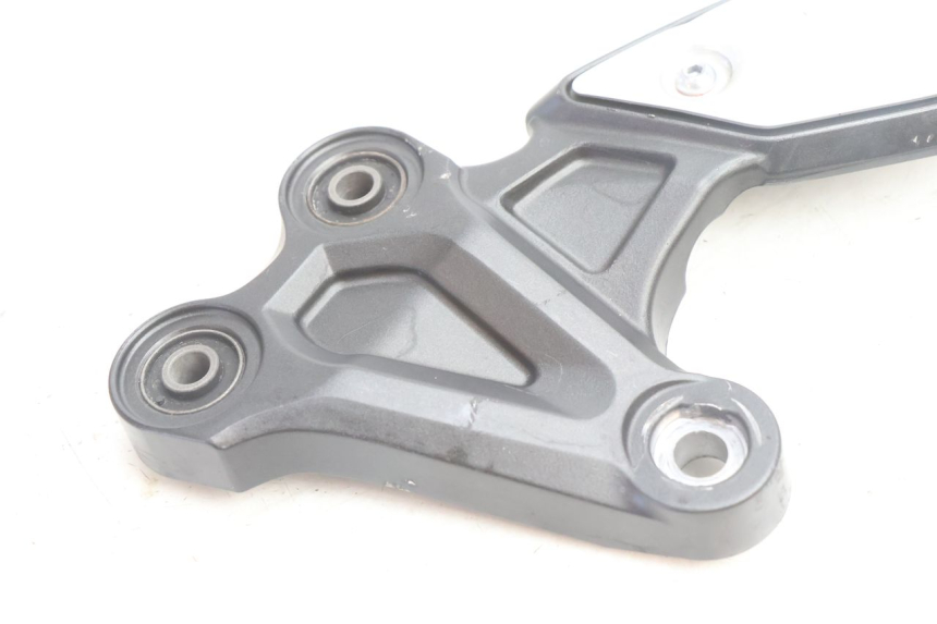 photo de PEDANA ANTERIORE SINISTRA SUPPORTO YAMAHA FZ8 800 (2010 - 2016) - Primo piano tecnico
