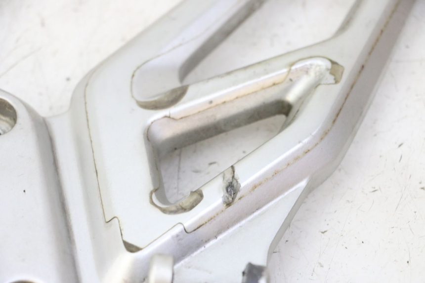 photo de PEDANA ANTERIORE SINISTRA SUPPORTO BMW G310 R 310 (2016 - 2020) - Primo piano tecnico