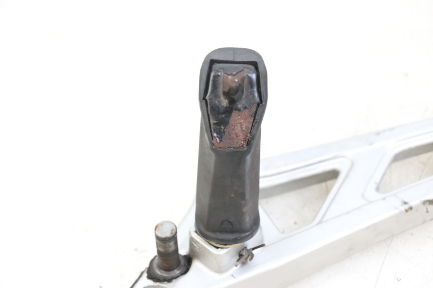 photo de PEDANA ANTERIORE SINISTRA SUPPORTO HYOSUNG GF 125 (2001 - 2005) - Zoom sullo stato d'uso