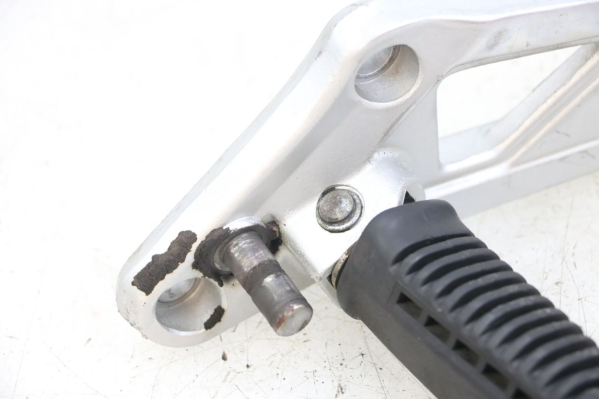 photo de PEDANA ANTERIORE SINISTRA SUPPORTO HYOSUNG GF 125 (2001 - 2005) - Stato della superficie e materiale