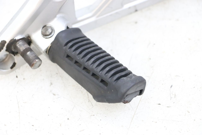 photo de PEDANA ANTERIORE SINISTRA SUPPORTO HYOSUNG GF 125 (2001 - 2005) - Ricambio usato controllato
